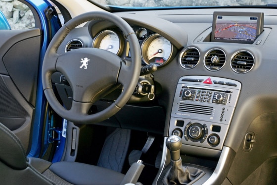 Schöner Arbeitsplatz: straff gepolsterte Sitze, qualitativ hochwertiges Cockpit.