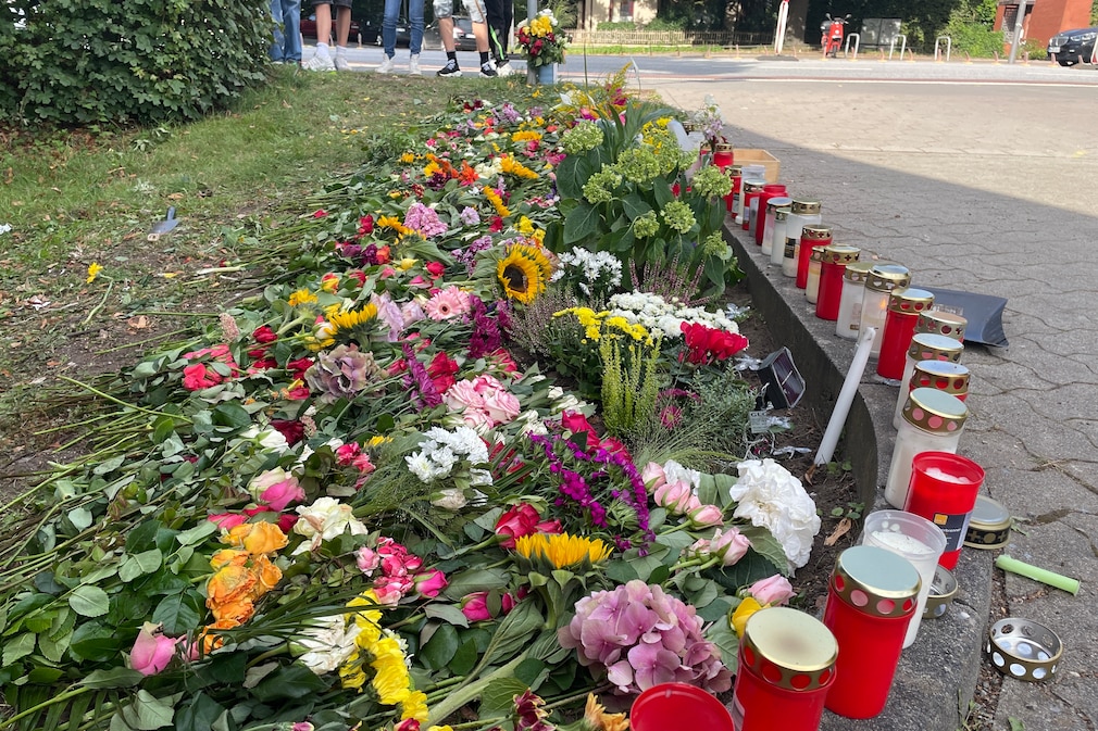Blumen am Ort, an dem der 15-jährige Schüler starb