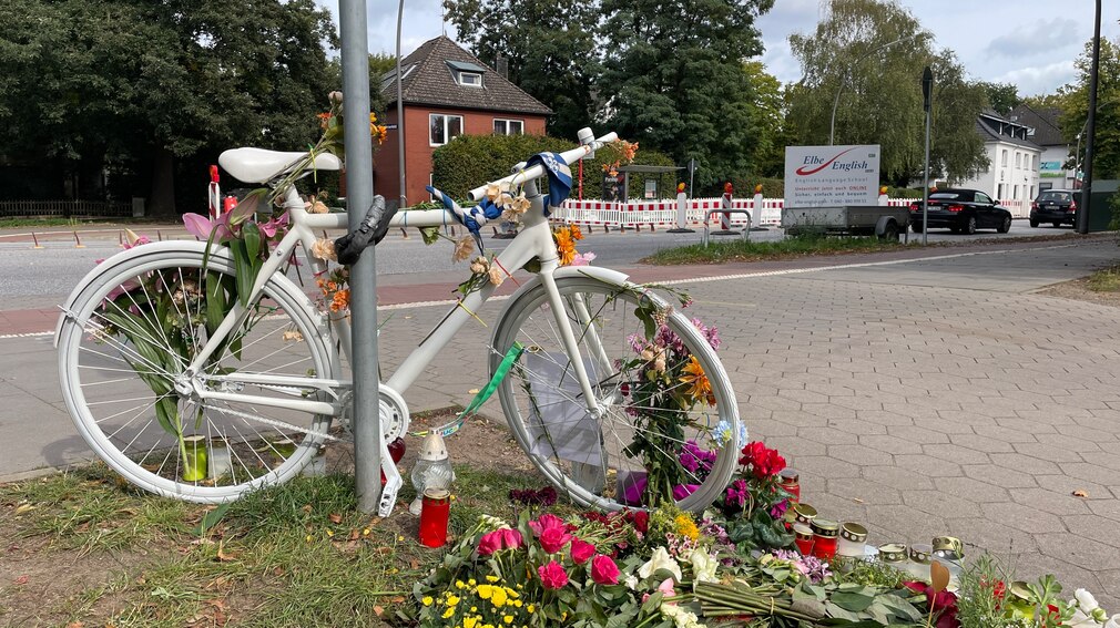 Blumen am Ort, wo der 15-Jährige in Hamburg starb
