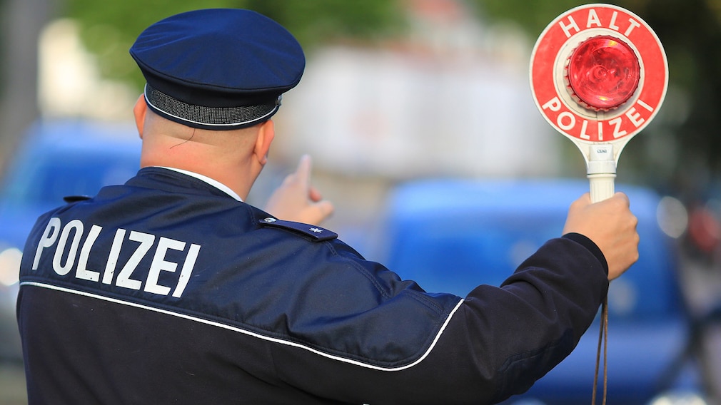 Polizeikontrolle mit Kelle