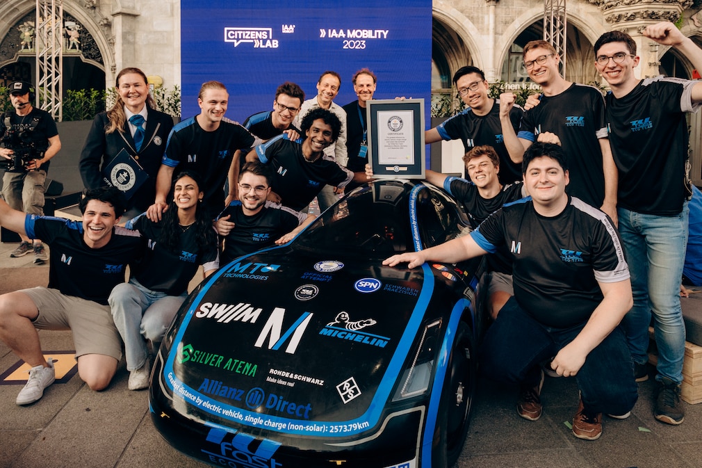 11. September 2023:Studierende der Technischen Universität München (TUM) haben das reichweitenstärkste Elektroauto der Welt entwickelt. Das Team fuhr über 2573 Kilometer mit einer Akkuladung. Hier das Rekordteam