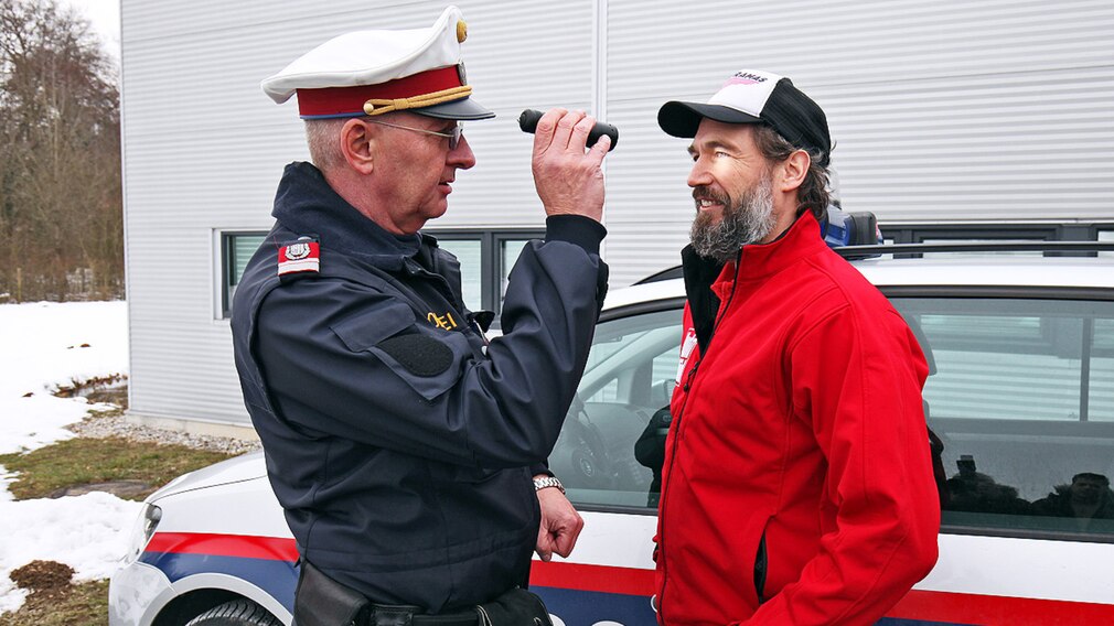Testperson Redakteur Bernd Volkens (li.) mit Polizist Johann Peherstorfer