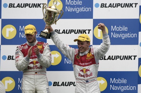 Martin Tomczyk (r.) und Mattias Ekström (l.) feiern auf dem Nürburgring den Audi-Doppelsieg.