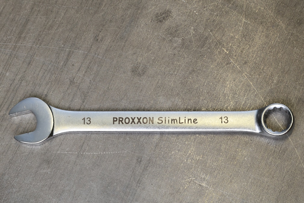 Ein Proxxon Maul-Ringschlüssel von oben auf Arbeitsfläche.