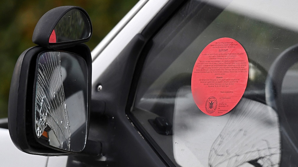Der sogenannte "Roter Punkt" ist eine Aufforderung zum Entfernen des Fahrzeugs innerhalb von einem Monat - Polizei