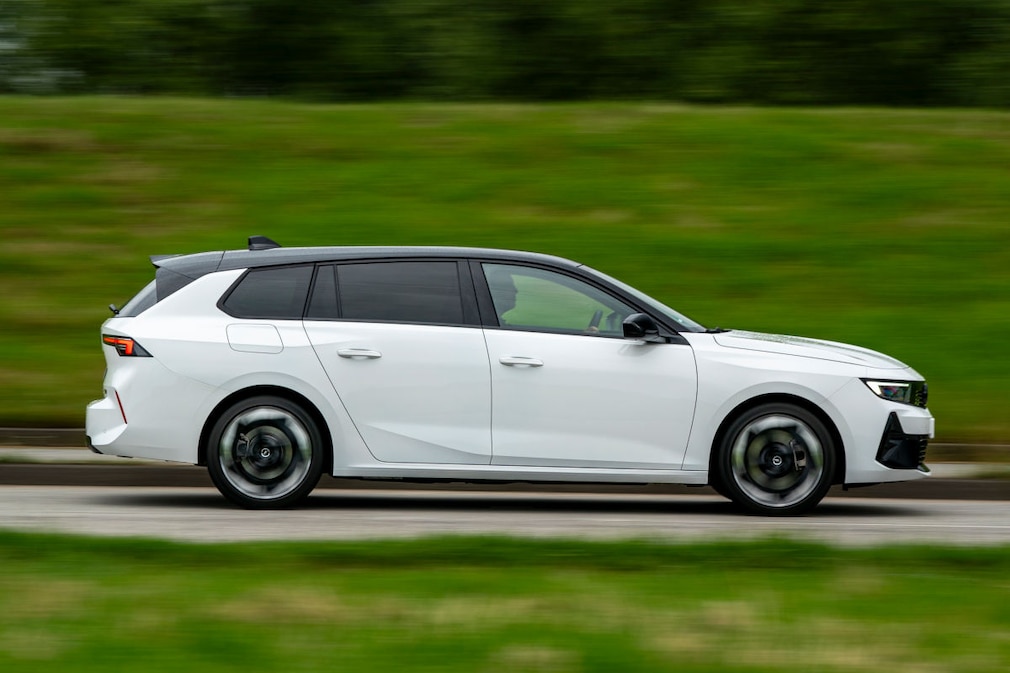 Opel Astra Sports Tourer GSe Hybrid 225