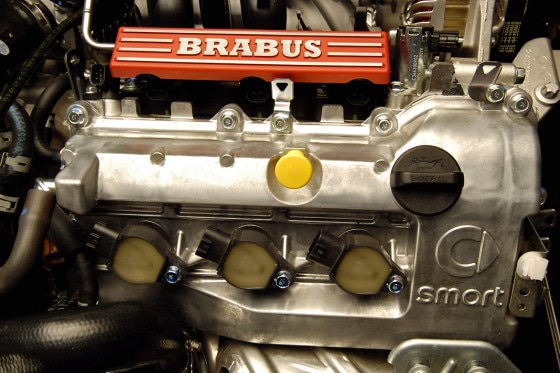 Der kleine Dreizylinder von Brabus schmettert stolze 98 PS aufs Asphalt-Parkett.