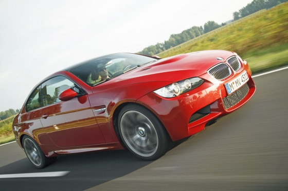 Schöne Aussicht: Die Beule auf der M3-Haube verrät die Extradosis Testosteron.