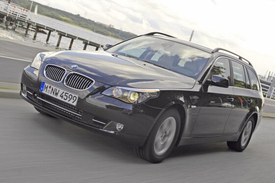 Feinnervige Lenkung, Heckantrieb, souveränes Fahrwerk: Der BMW ist ein schnelles Schubschiff.