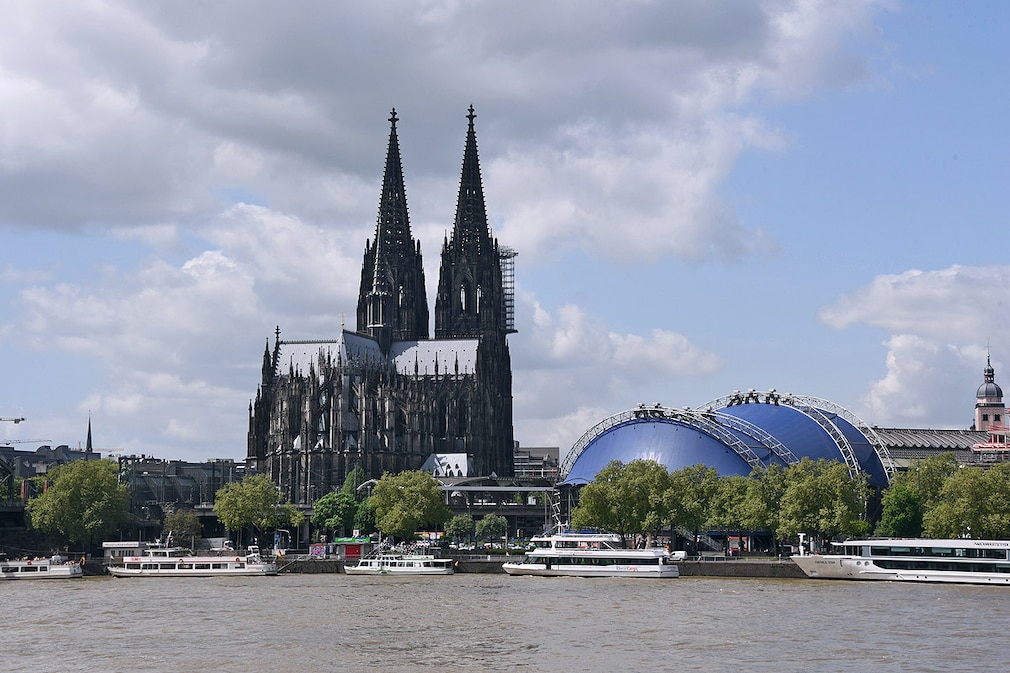 Köln Stadtansicht der Kölner Dom Ostseite, der Rhein und das blaue Zelt der Oper am Dom