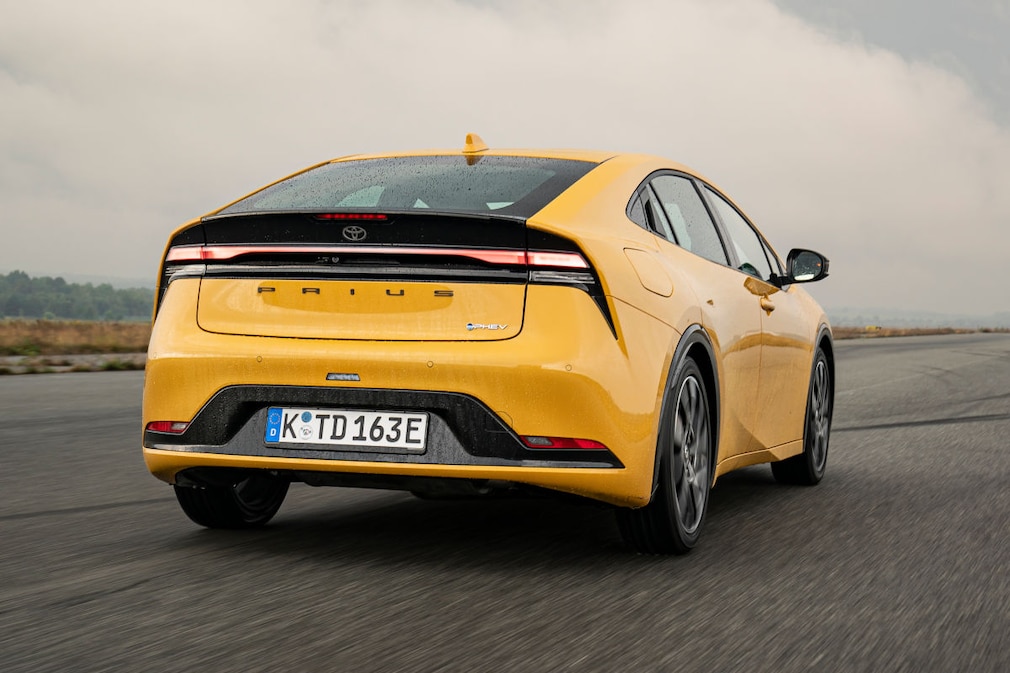 Toyota Prius PluginHybrid Test AUTO BILD
