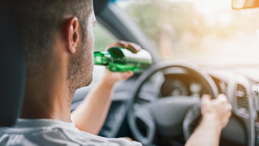 Biertrinkender am Steuer