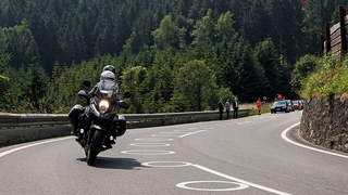 Neue Bodenmarkierungen für Motorradfahrer in Tirol