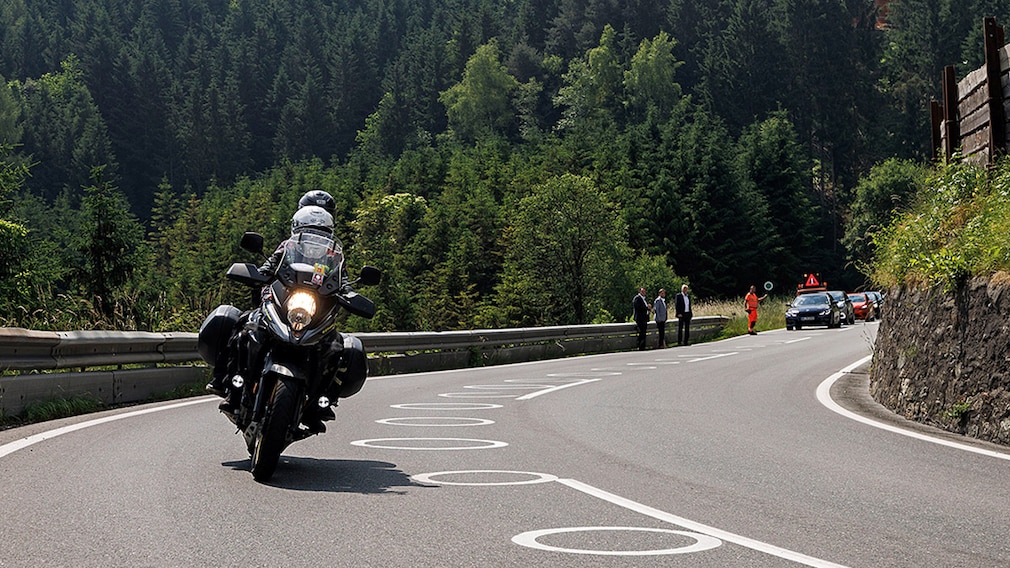 Neue Bodenmarkierungen für Motorradfahrer in Tirol