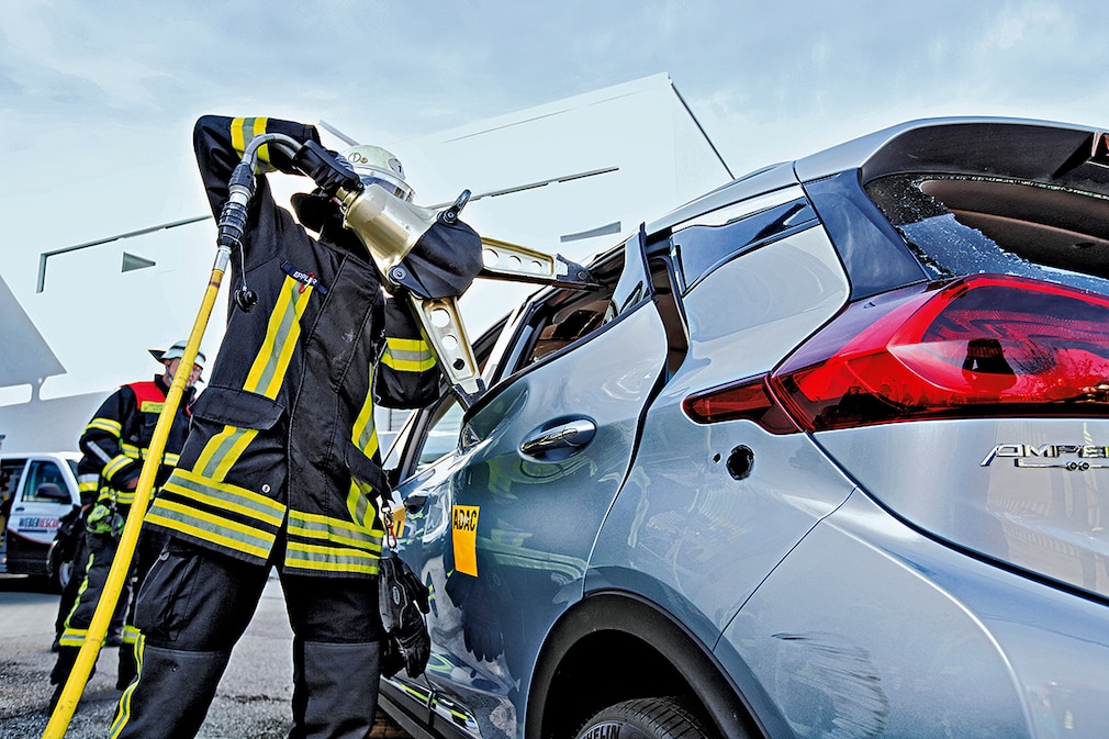 ADAC Unfallforschung E-Auto Unfälle - Stromschlag bei erster Hilfe