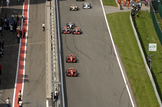Alonso liegt beim Start zwar knapp hinten, nutzt aber die Innenbahn und lässt Hamilton nur den vierten Platz.