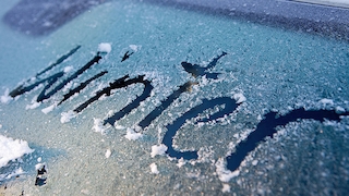 13.12.2013, vereiste Scheiben im Winter steht auf der vereisten Scheibe eines Autos geschrieben.