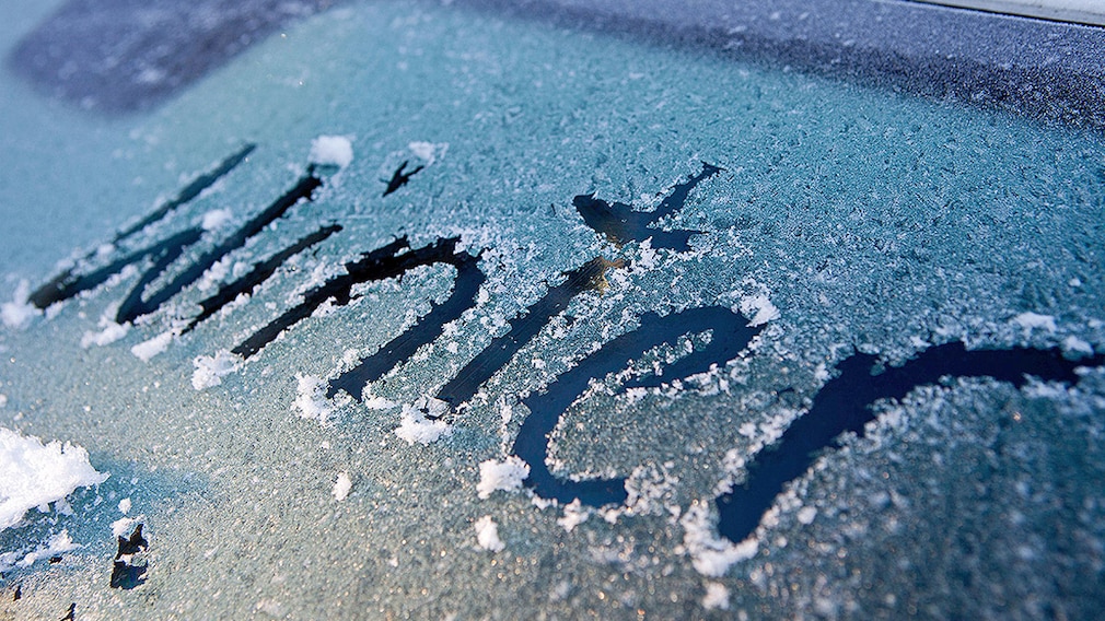 13.12.2013, vereiste Scheiben im Winter steht auf der vereisten Scheibe eines Autos geschrieben.