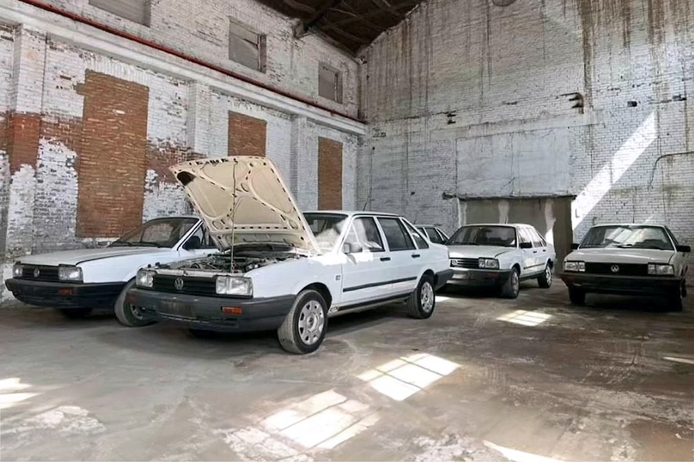 Brandneue 2012 VW Santana Limousinen verlassen in chinesischem Lagerhaus gefunden