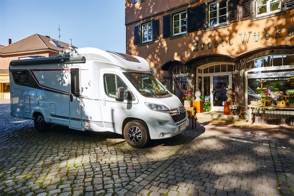 Wohnmobil in enger münsterländischen Straße