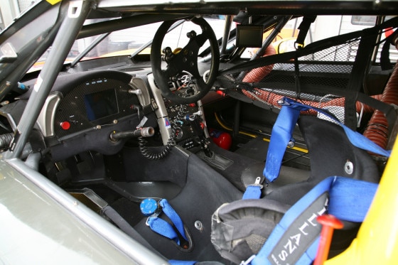 Das am Himmel fixierte Lenkrad ermöglicht den Einstieg in den sehr tief gelegenen Sitzplatz.