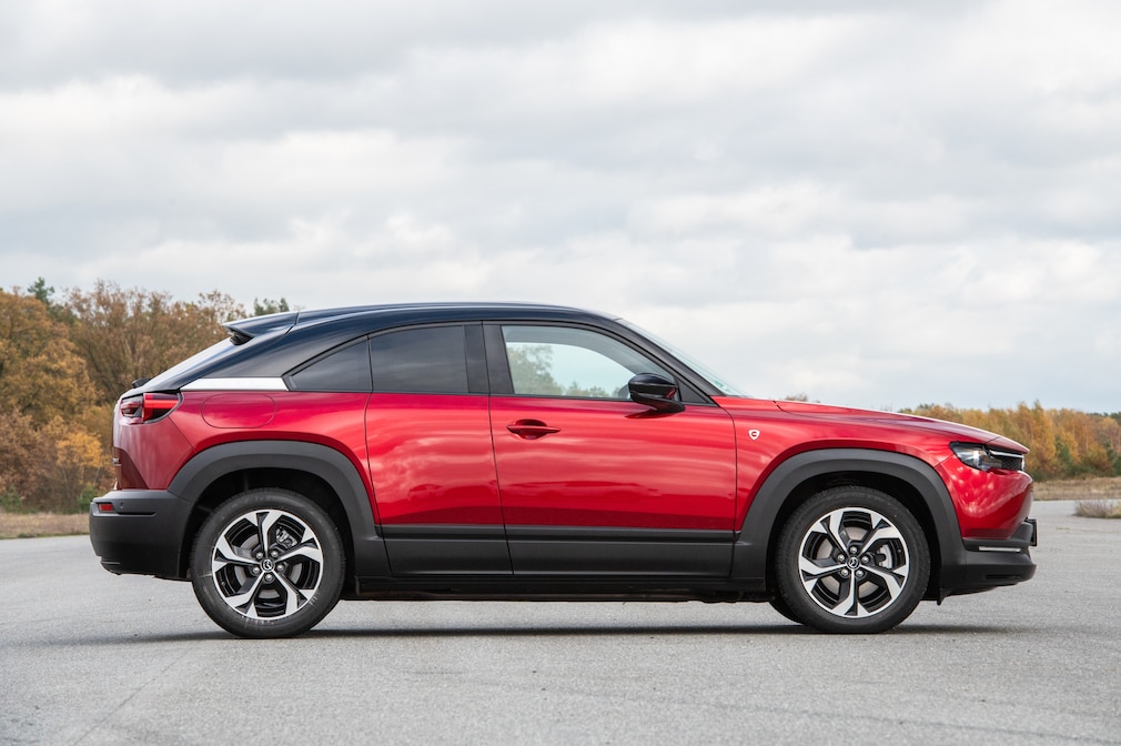 Mazda MX-30 und Nissan Qashqai