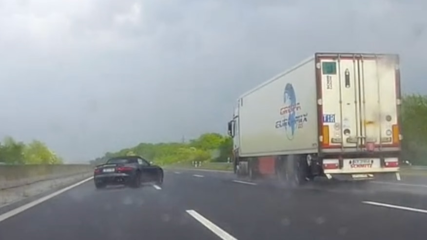 Knappes Ding: Jaguar F-Type crasht beinahe auf der Autobahn