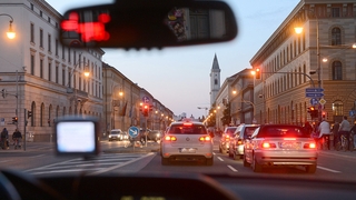 Autos stehen am Dienstag (05.06.2012) in München auf der Leopoldstraﬂe an der Ampel