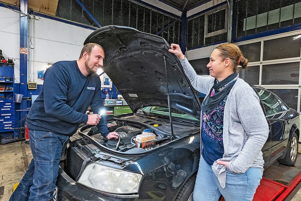 Servicecenter Leiter Daniel Langer schaut unter die Motorhaube des A6