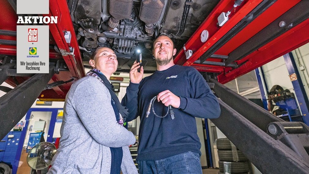 Servicecenter Leiter Daniel Langer inspiziert zusammen mit Ramona S. Audi
