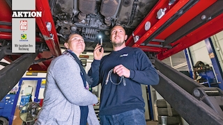 Servicecenter Leiter Daniel Langer inspiziert zusammen mit Ramona S. Audi