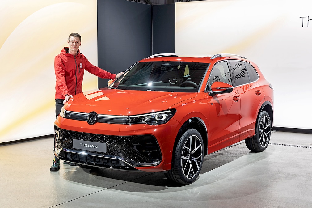 YUUSA Lenkradbezug Für VW Tiguan Ab 2024 - Leder Carbon Design Type D-Rot