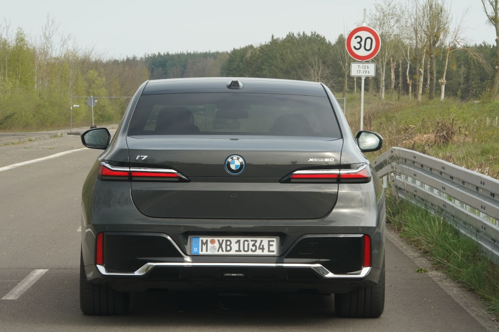 BMW i7