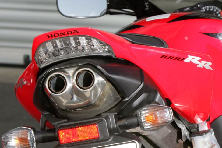 Porsche 911 GT2 gegen Honda CBR 1000 RR