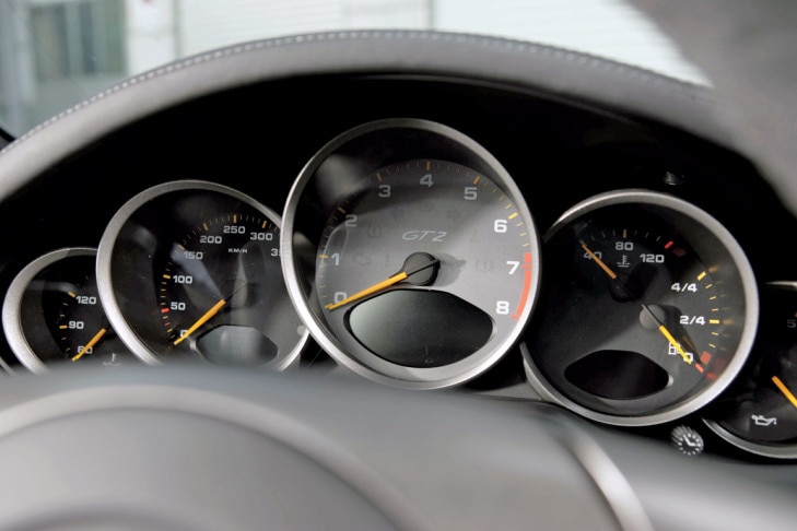 Porsche 911 GT2 gegen Honda CBR 1000 RR