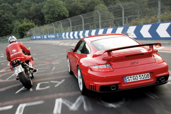 Porsche 911 GT2 gegen Honda CBR 1000 RR