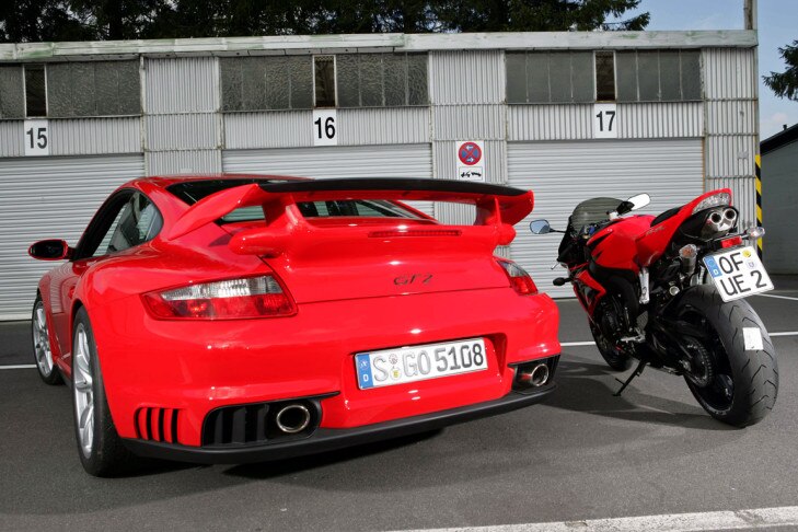 Porsche 911 GT2 gegen Honda CBR 1000 RR