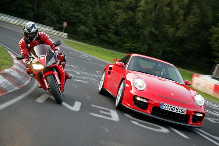 Porsche 911 GT2 gegen Honda CBR 1000 RR
