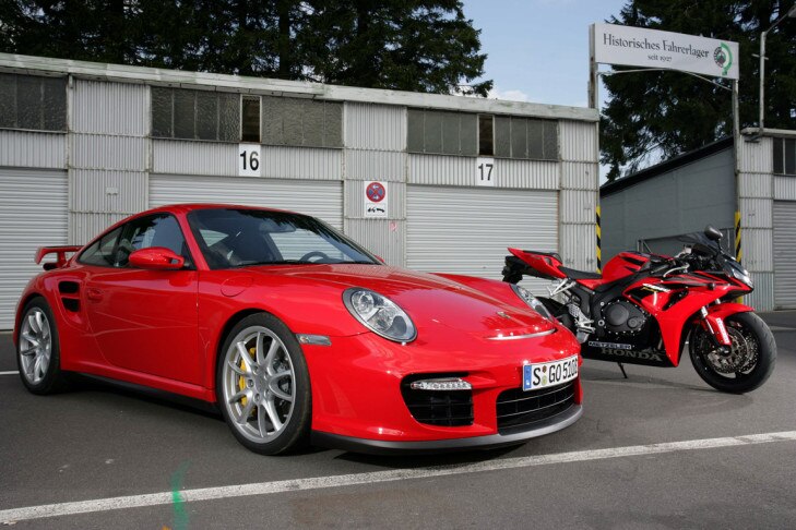Porsche 911 GT2 gegen Honda CBR 1000 RR