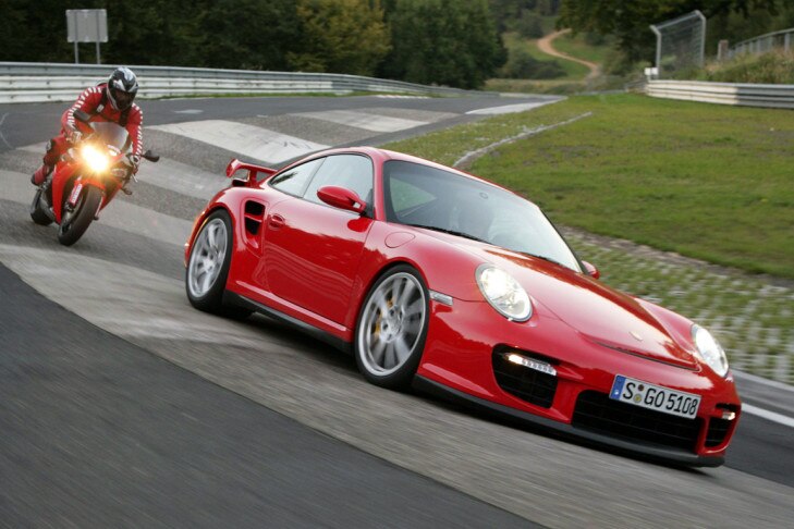 Porsche 911 GT2 gegen Honda CBR 1000 RR