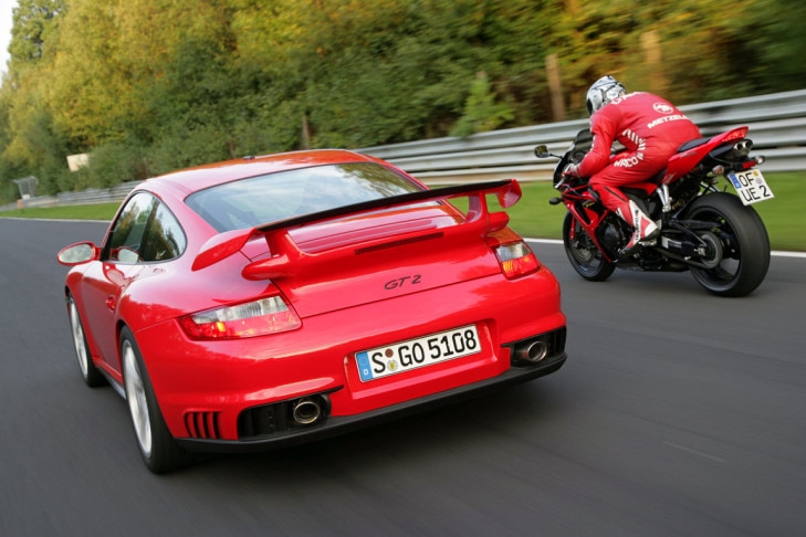 Porsche 911 GT2 gegen Honda CBR 1000 RR