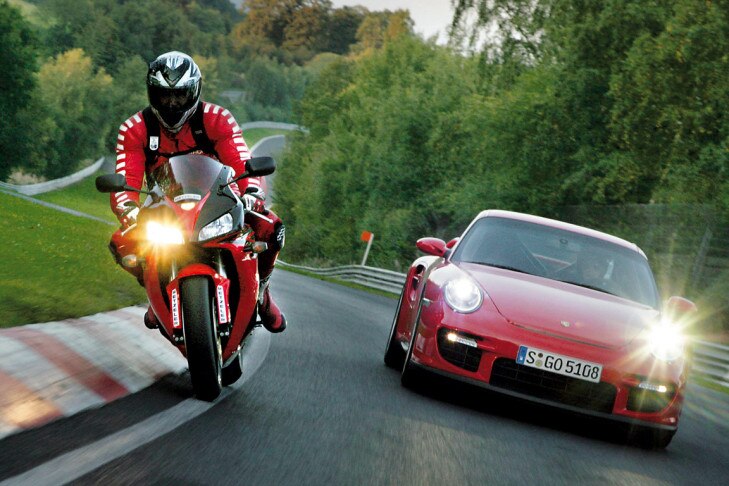 Porsche 911 GT2 gegen Honda CBR 1000 RR