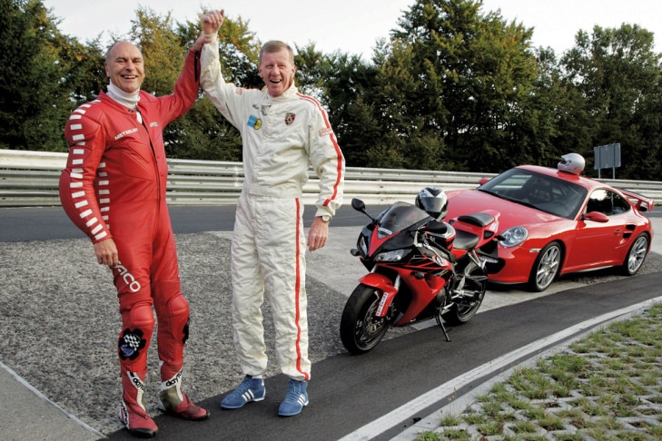 Porsche 911 GT2 gegen Honda CBR 1000 RR