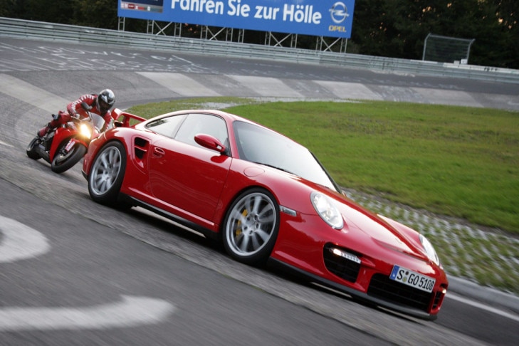 Porsche 911 GT2 gegen Honda CBR 1000 RR