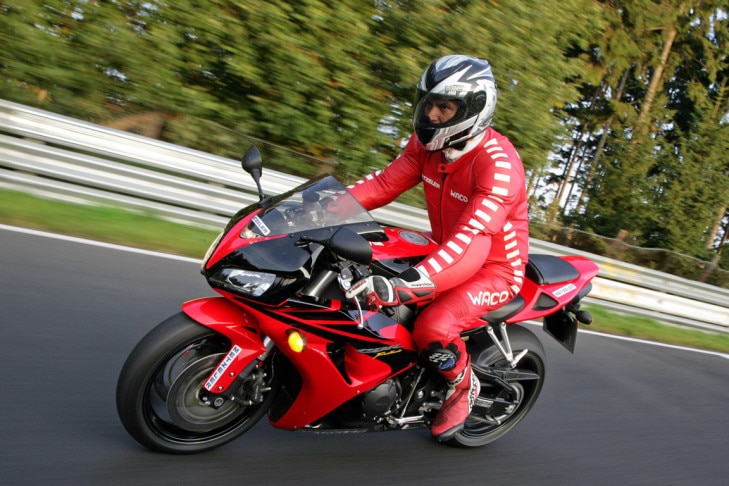 Porsche 911 GT2 gegen Honda CBR 1000 RR