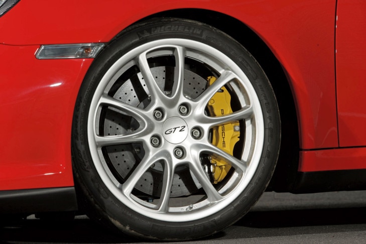 Porsche 911 GT2 gegen Honda CBR 1000 RR