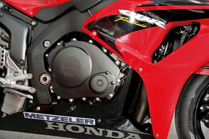 Porsche 911 GT2 gegen Honda CBR 1000 RR