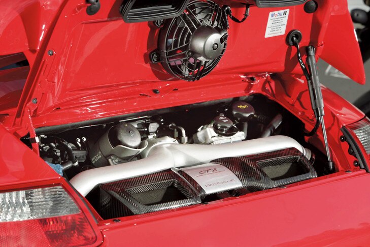 Porsche 911 GT2 gegen Honda CBR 1000 RR