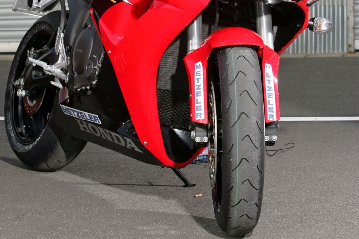 Porsche 911 GT2 gegen Honda CBR 1000 RR