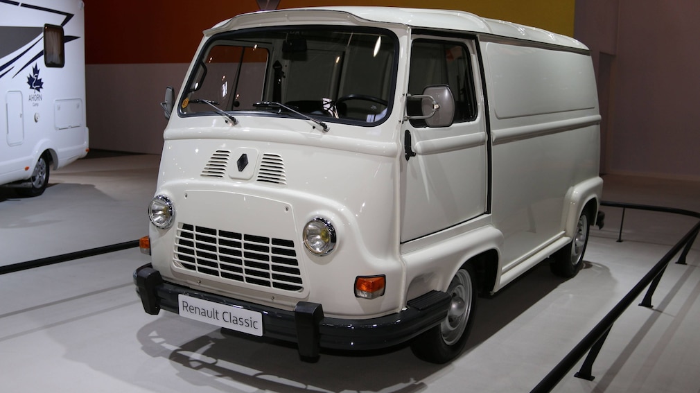 Renault Estafette Baujahr 1980 vor Renault Schriftzug Caravan Salon 25 08 02 09 2018 24 08